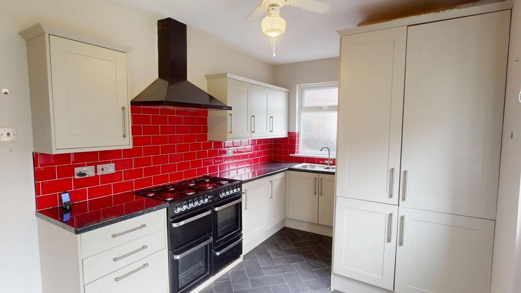 Property photo 2 of 10 Kitchen