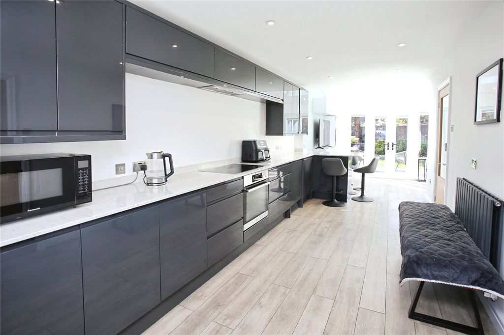 Property photo 3 of 37 Picture No. 11