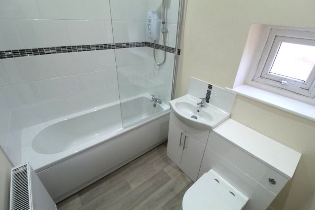 Property photo 2 of 8 Bathroom