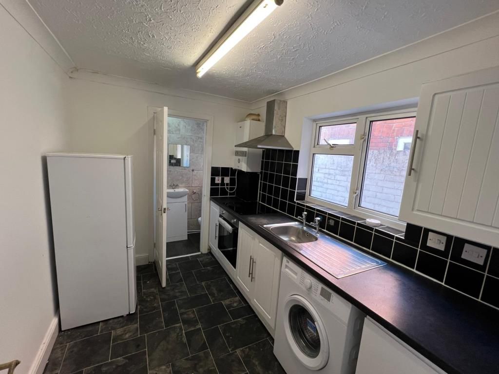 Property photo 3 of 8 Kitchen