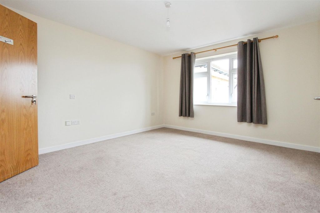 Property photo 2 of 18 Bedroom One