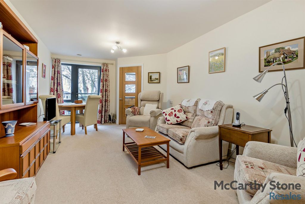 Property photo 3 of 16 8673229-Interior02-800.Jpg