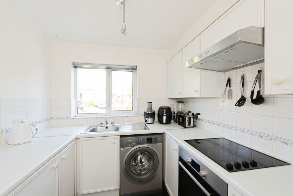 Property photo 3 of 8 Kitchen