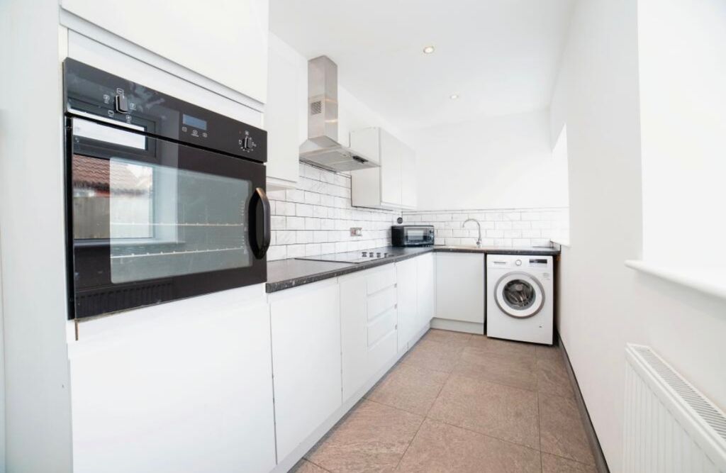 Property photo 3 of 10 Kitchen