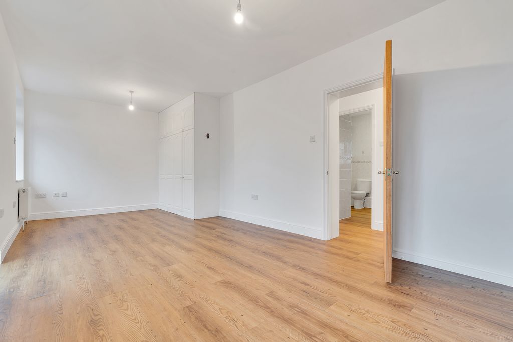 Property photo 3 of 10 Photo 03