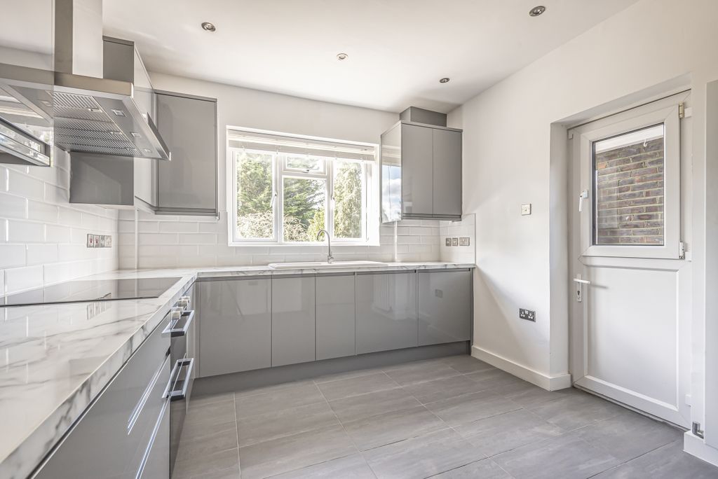 Property photo 2 of 12 612569 (5)