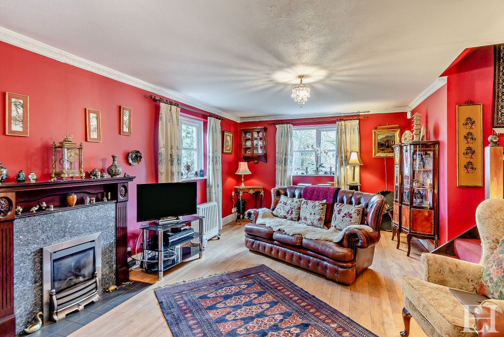 Property photo 3 of 28 8638382-Interior03Wm-800