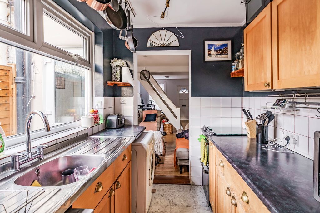 Property photo 3 of 19 Kitchen
