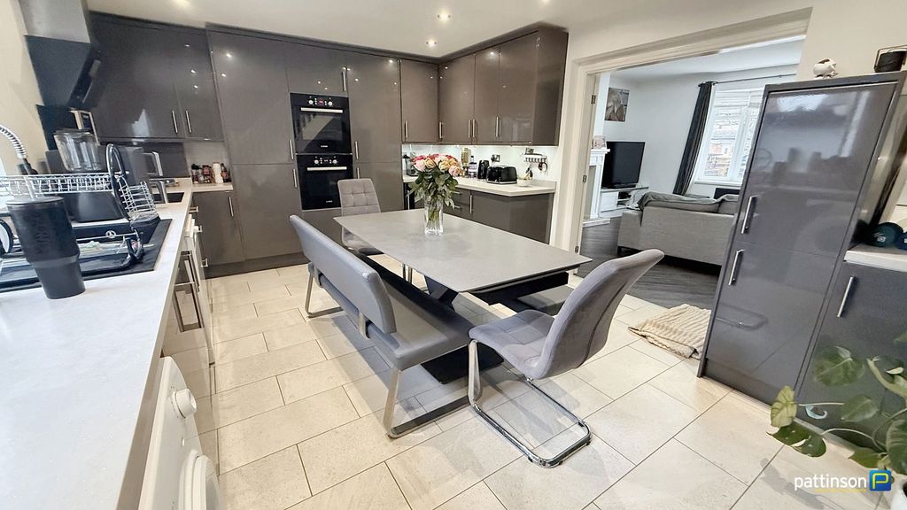 Property photo 3 of 28