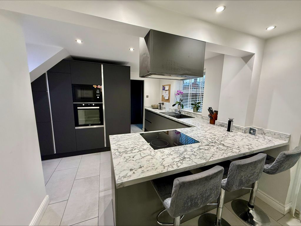 Property photo 2 of 6 Kitchen