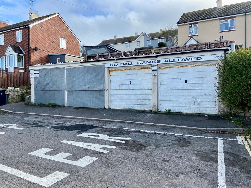 Property photo 1 of 6 Garages