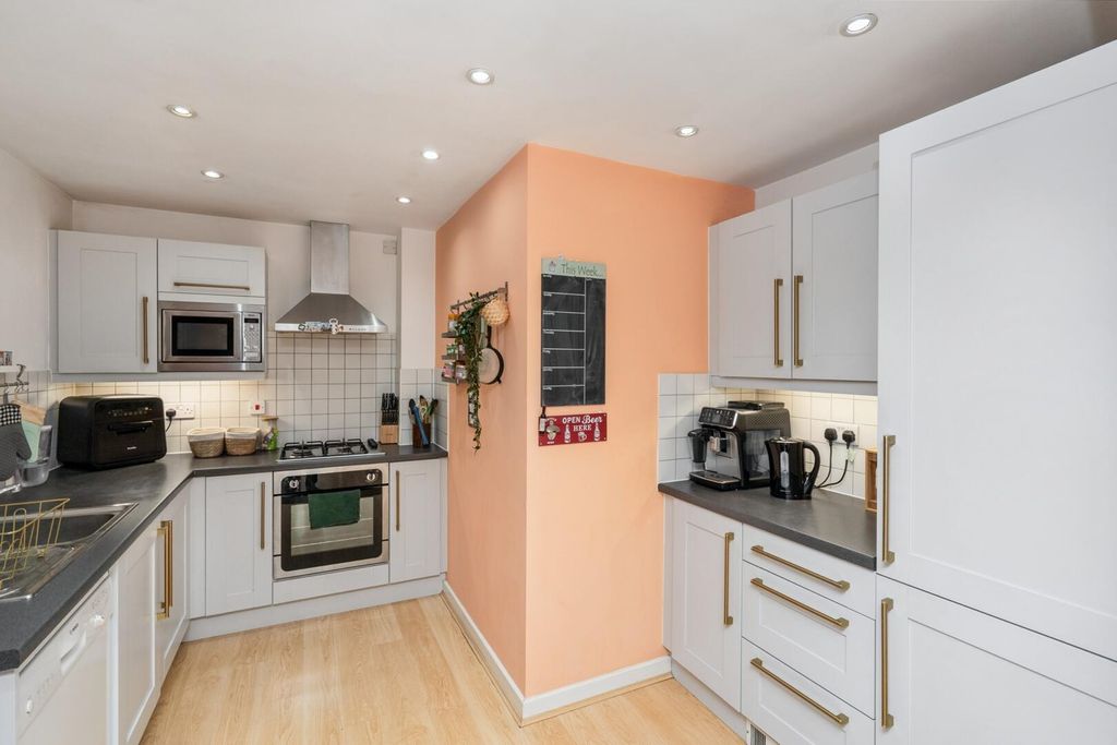 Property photo 3 of 19 Kitchen