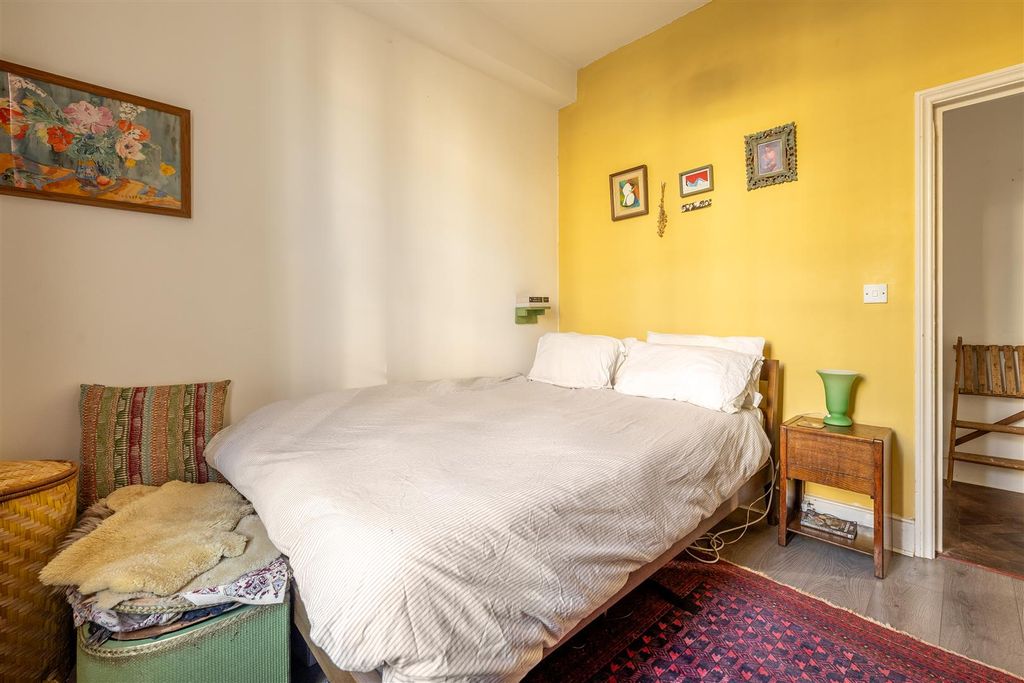 Property photo 3 of 21 St Mary Road, E17