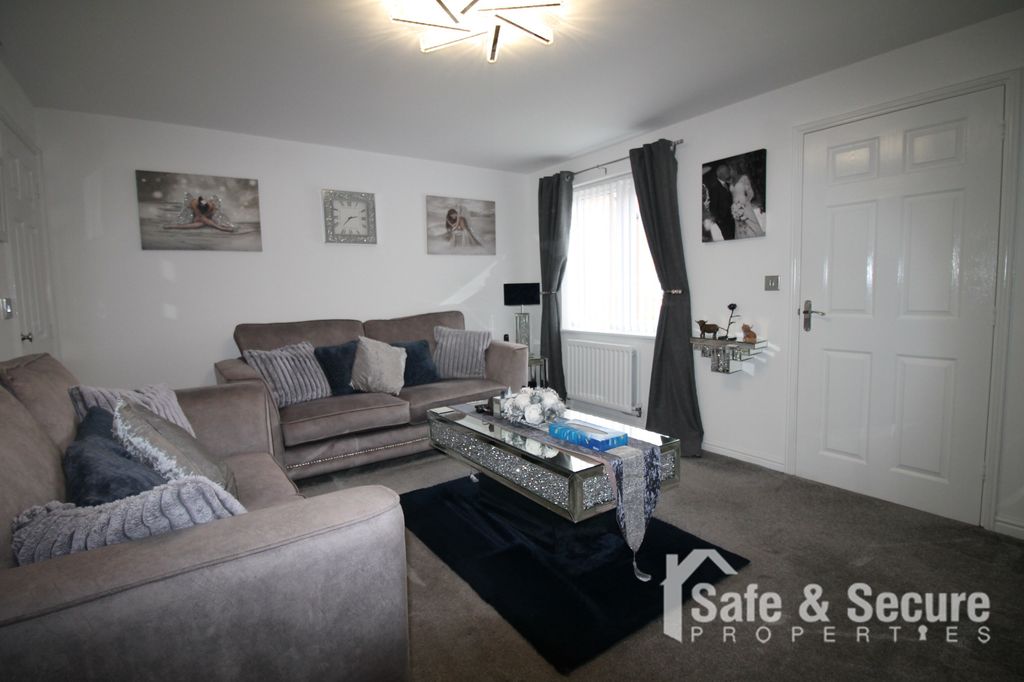 Property photo 3 of 17 Living Room (1)