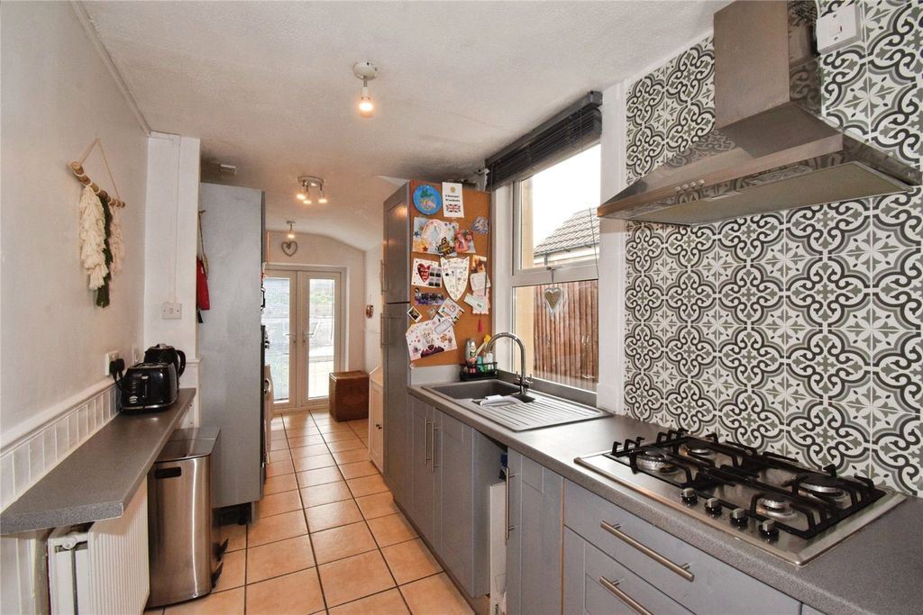 Property photo 3 of 18 Kitchen