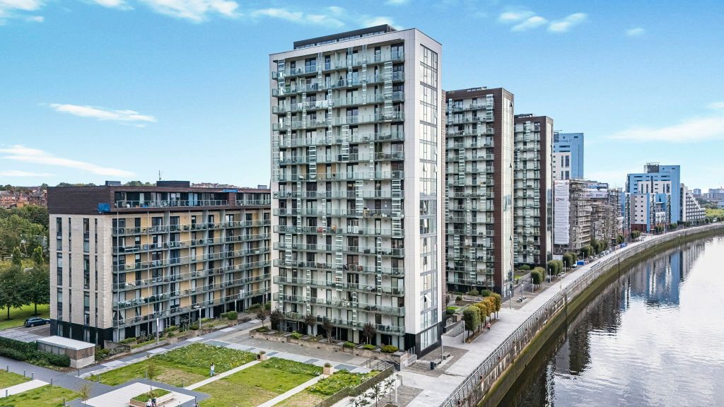 Property photo 1 of 18 6-Web-Or-Mls-354 Meadowside Quay Walk Flat 7.7_18
