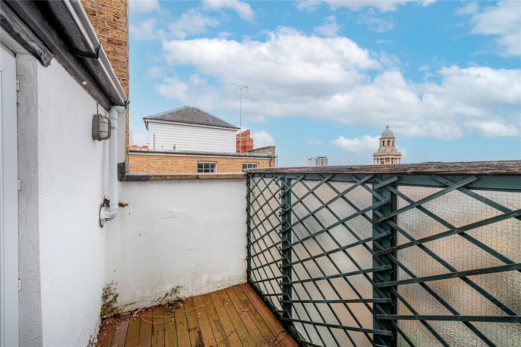 Property photo 3 of 7 Balcony
