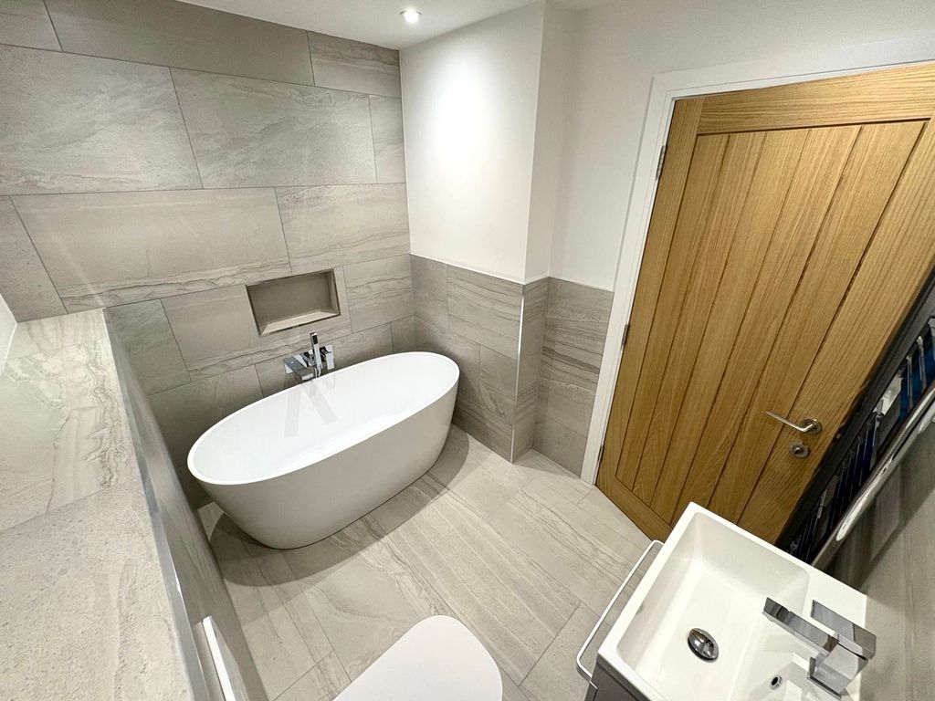 Property photo 2 of 13 En-Suite Bathroom