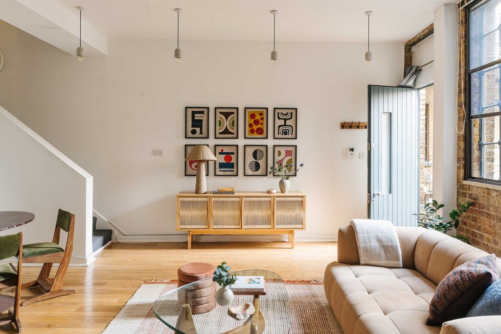 Property photo 3 of 19 Cyntra Place E8