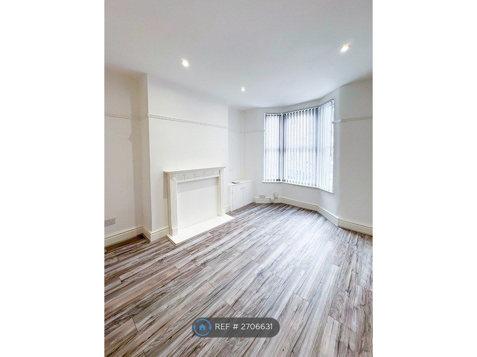 Property photo 3 of 27 Living Room