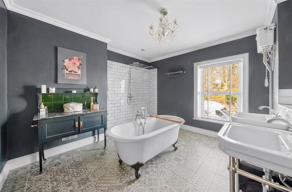 Property photo 2 of 21 Bathroom