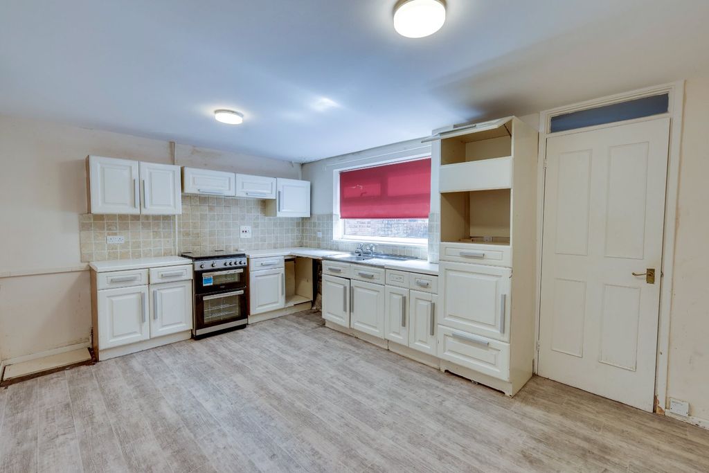 Property photo 2 of 16 Picture No. 12