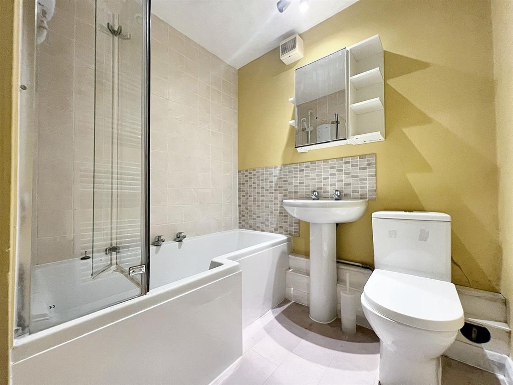 Property photo 3 of 9 Bathroom