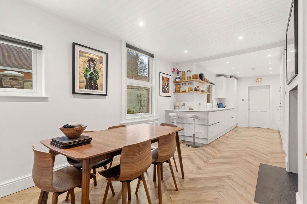 Property photo 2 of 25