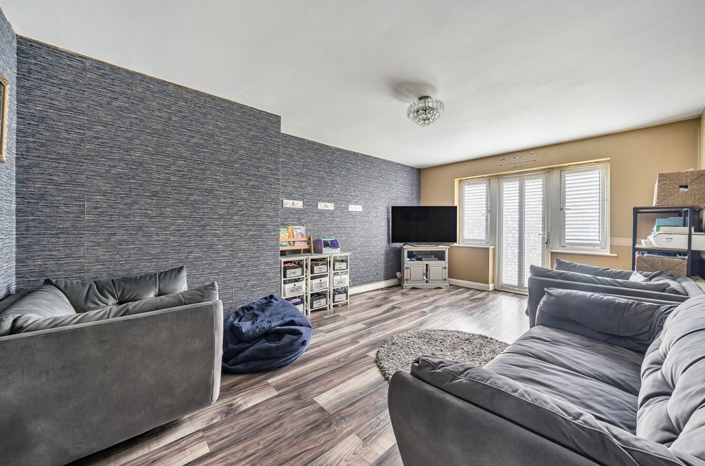 Property photo 1 of 12 1305505-8-68406cd...