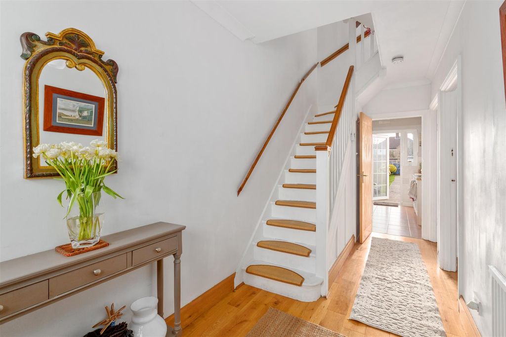 Property photo 3 of 13 Westcroft Gardens