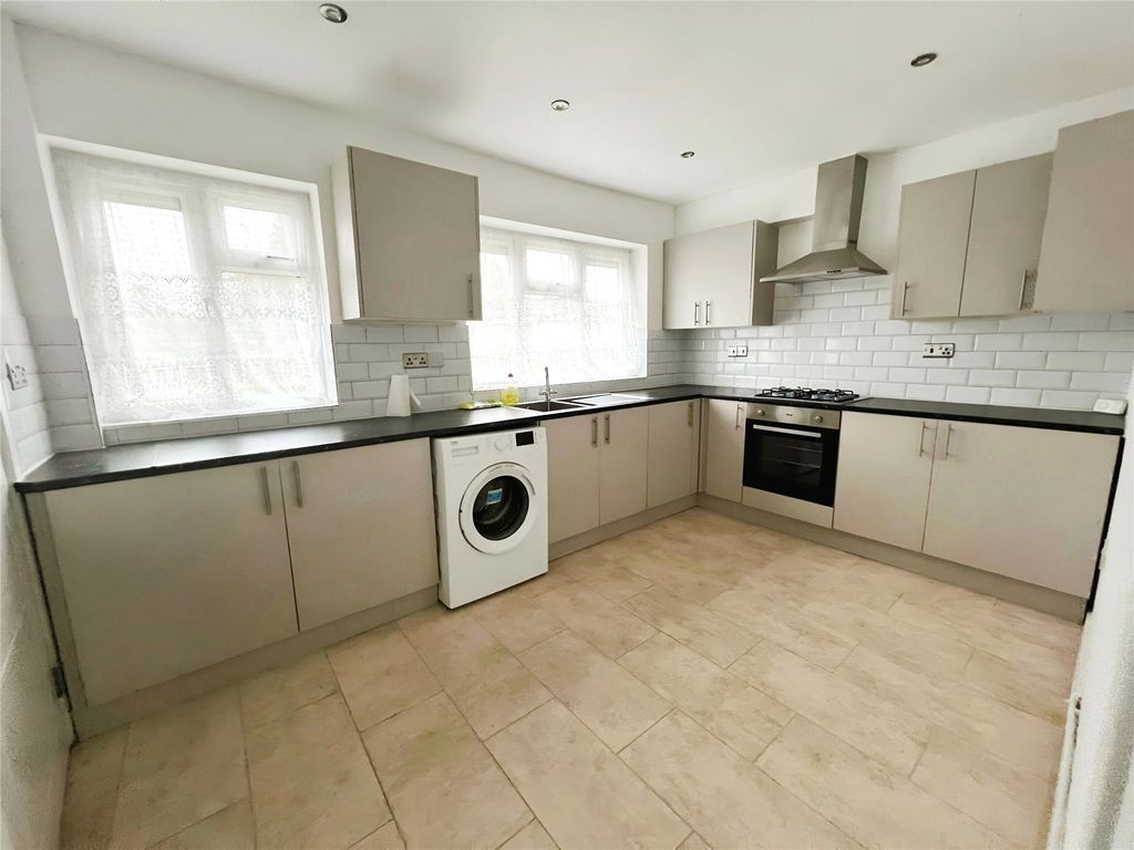 Property photo 3 of 12 Kitchen
