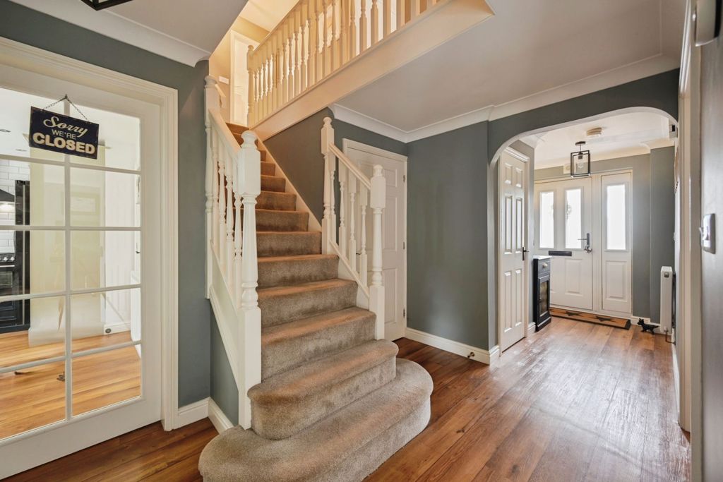 Property photo 3 of 26 Entrance Hall