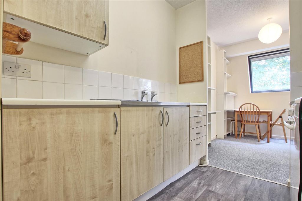 Property photo 3 of 11 Kitchen 3.Jpg