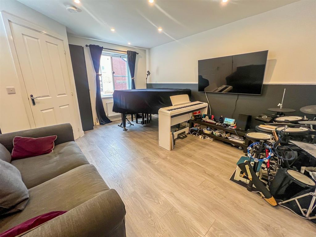 Property photo 3 of 10 Lounge