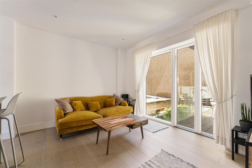 Property photo 2 of 39 Stamford Road, N1