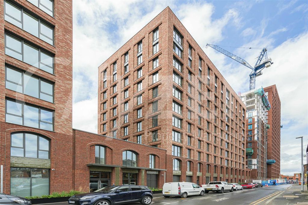 Property photo 1 of 15 Waterhouse Gardens