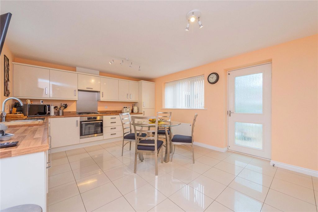 Property photo 3 of 49 Picture No. 23