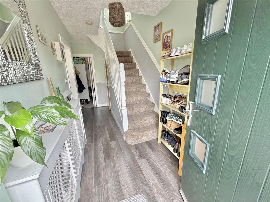 Property photo 2 of 28 Entrance Hall