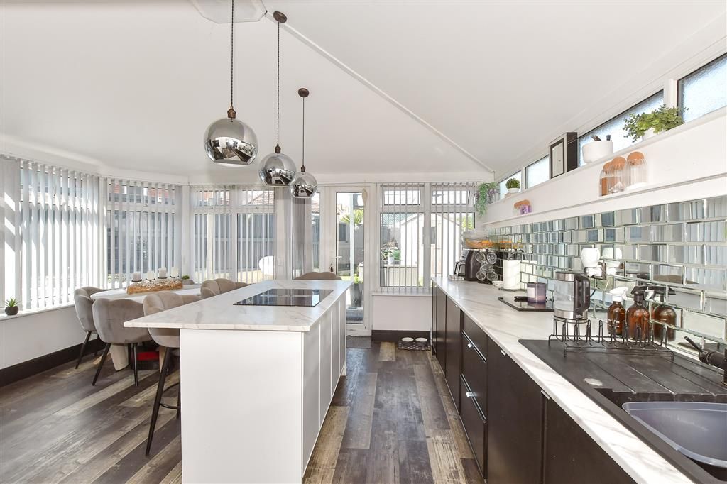 Property photo 1 of 10 Kitchen