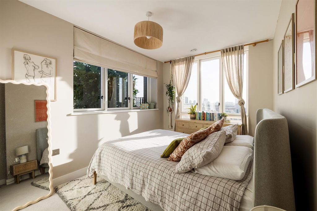 Property photo 3 of 47 Monkwood Way, E3