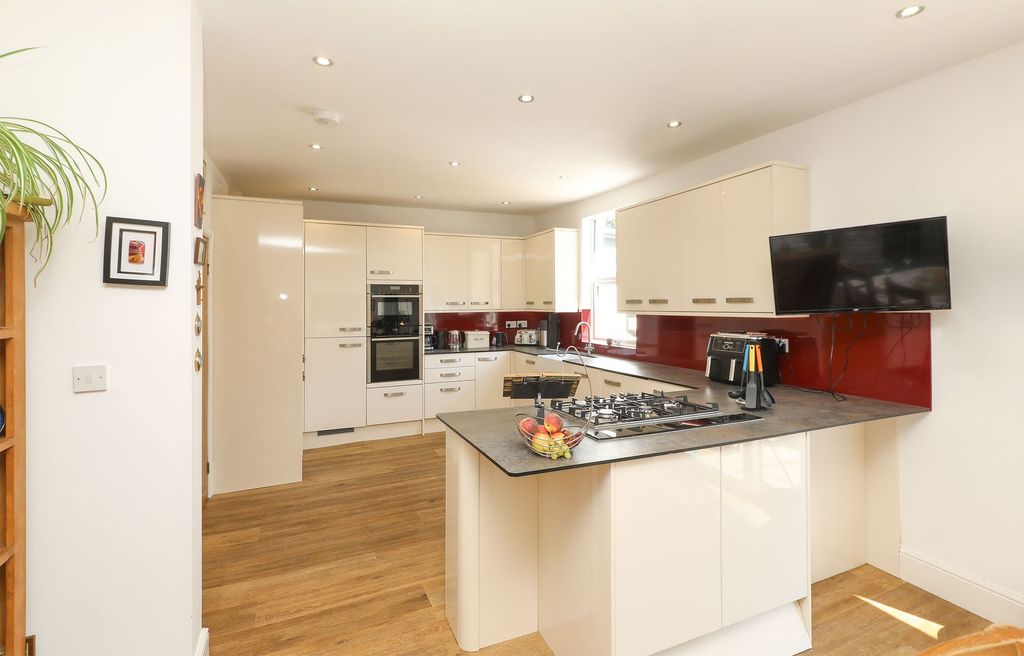 Property photo 2 of 32
