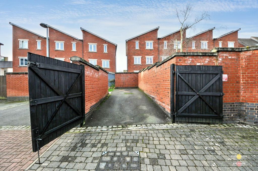 Property photo 2 of 23