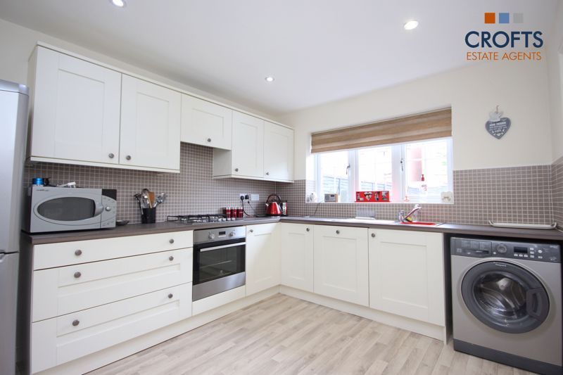 Property photo 3 of 10 Kitchen