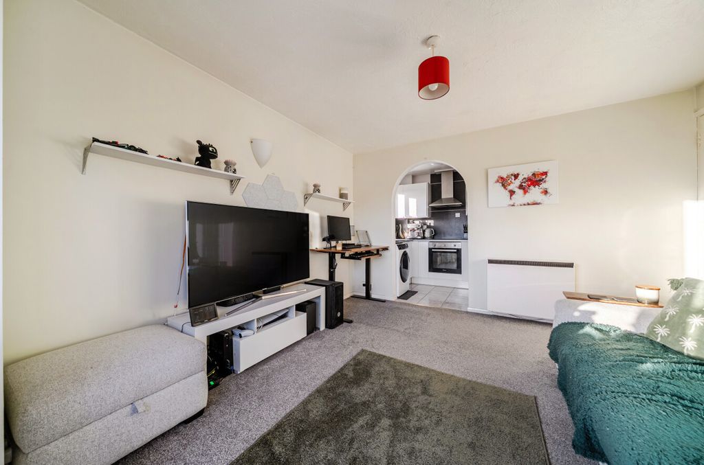 Property photo 2 of 9 1396599-7-695E340...