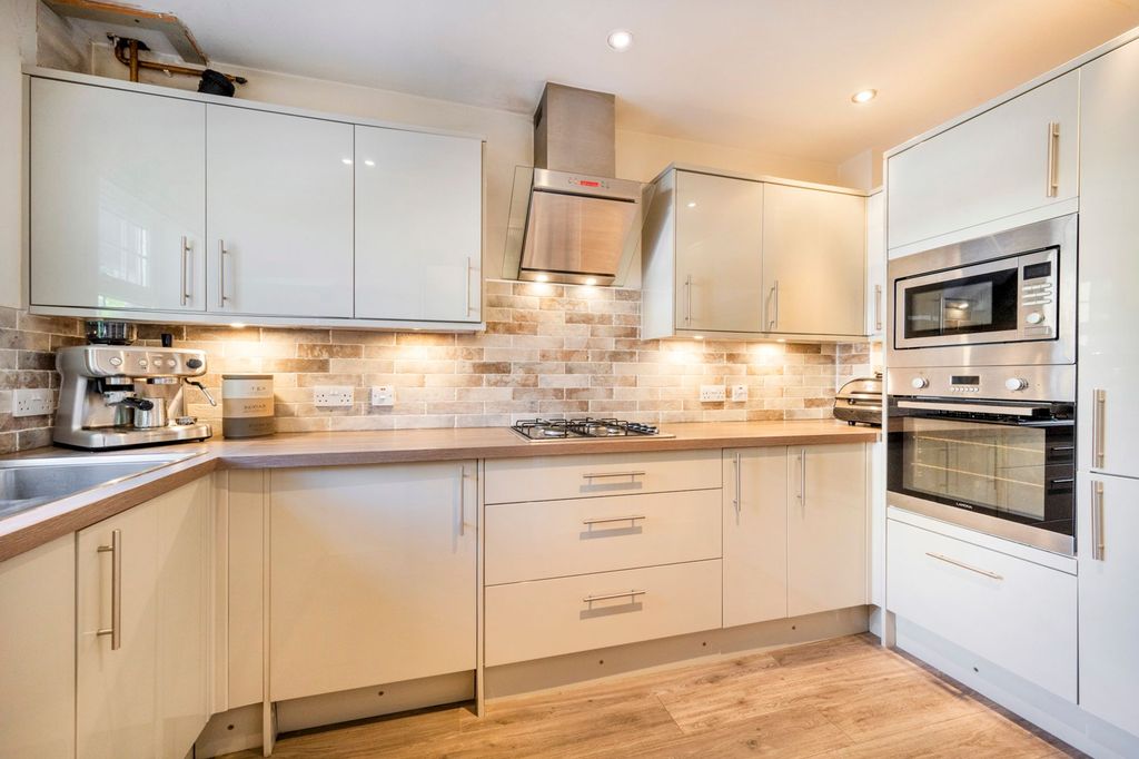 Property photo 3 of 16 Fitted Kitchen