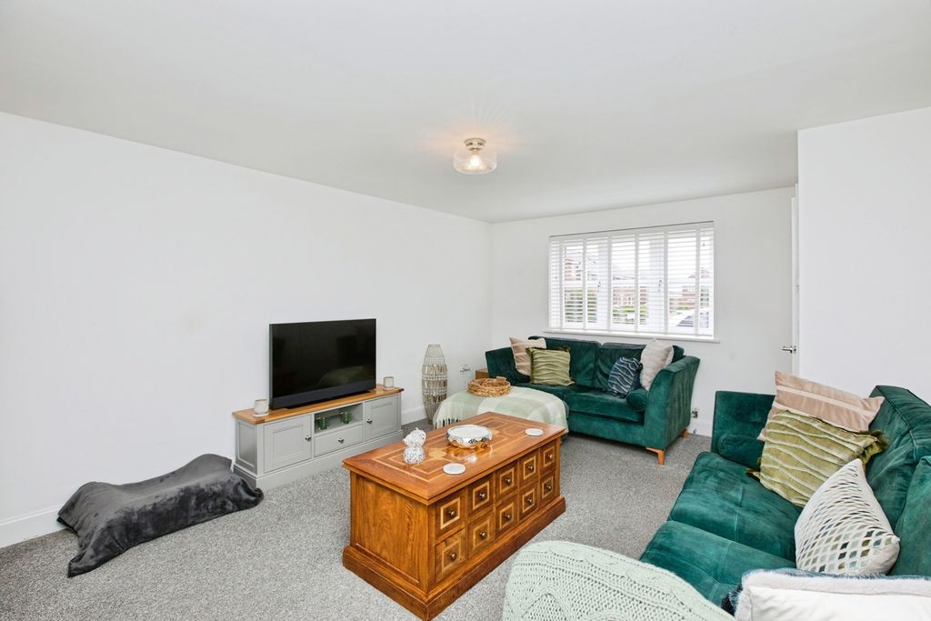 Property photo 3 of 19 Living Room