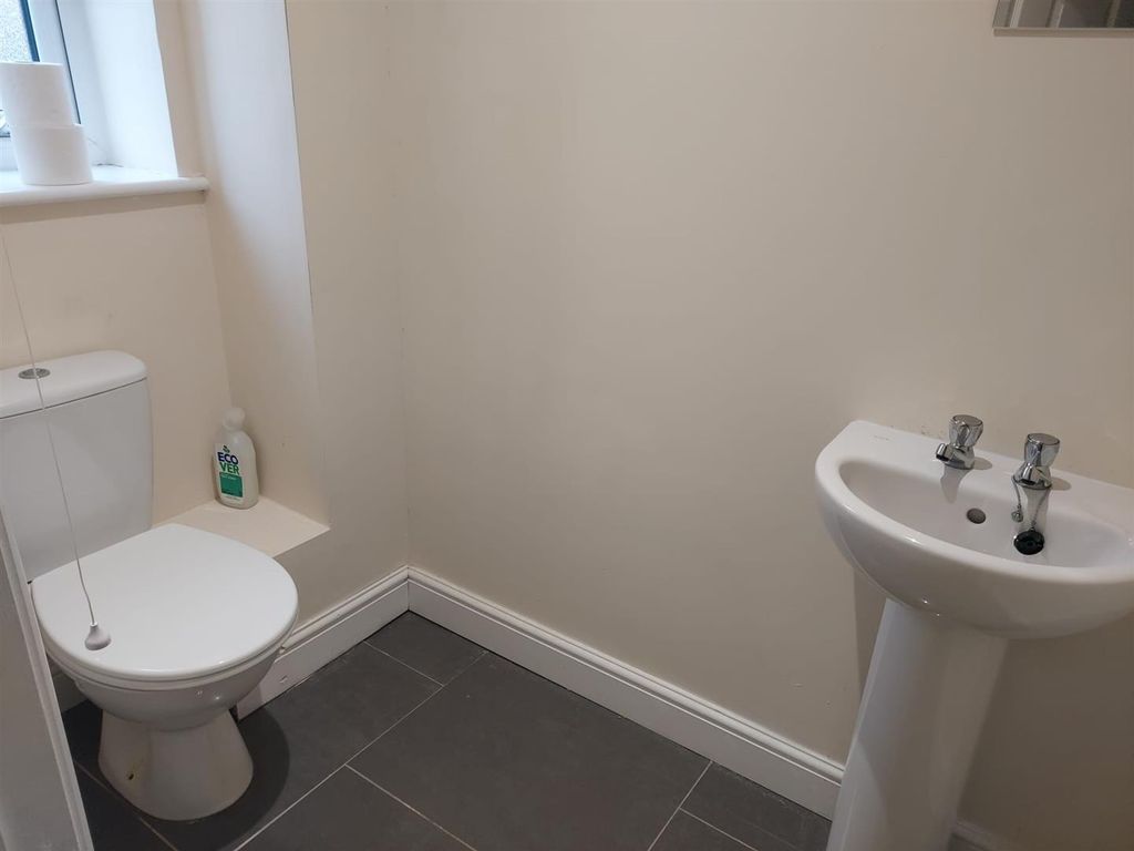 Property photo 3 of 15 Toilet.Jpg