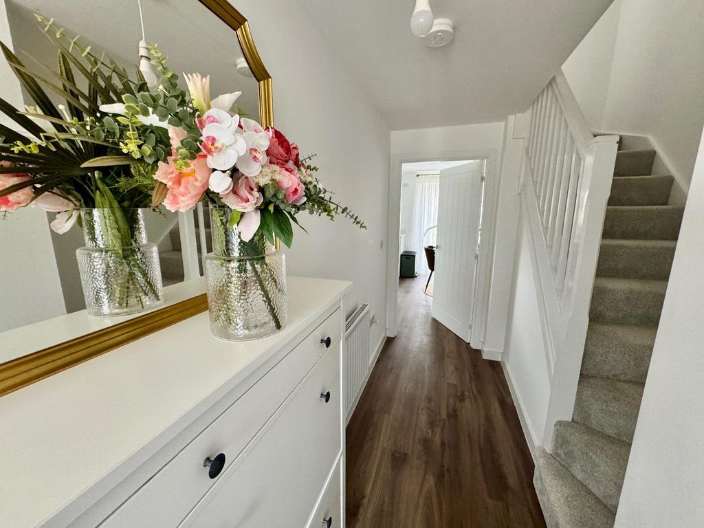 Property photo 2 of 11 Hallway