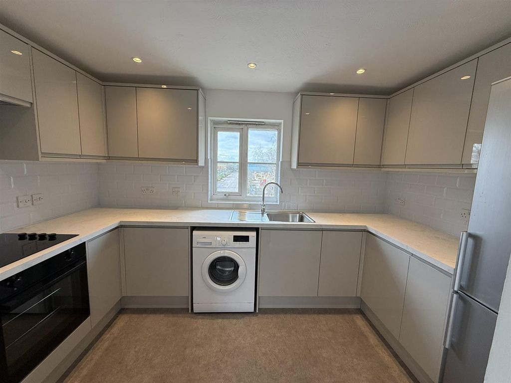 Property photo 2 of 7 Kitchen