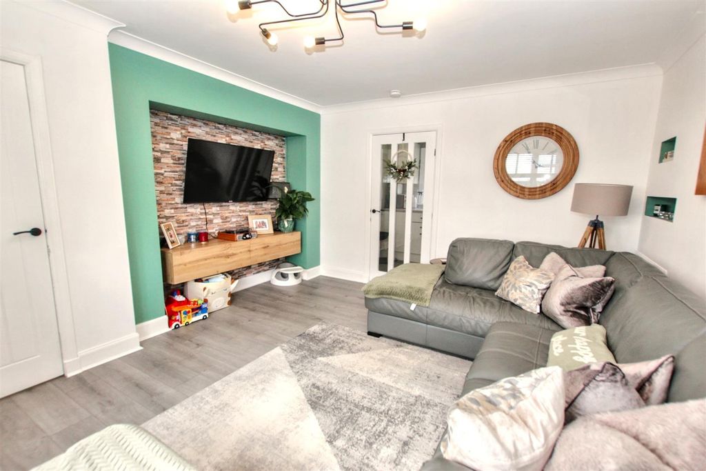 Property photo 3 of 20 3- Lounge.Jpg